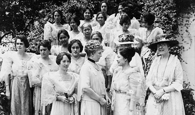 Black and white photo of a group of Filipina women on the White House lawn with First Lady Harding.