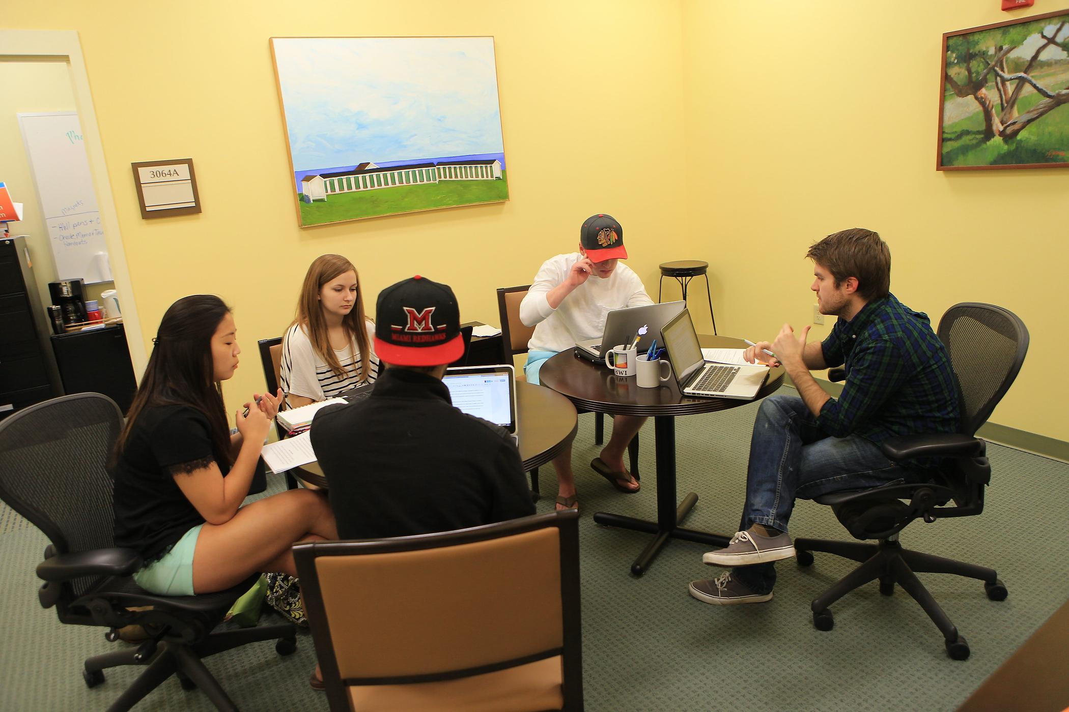 An HWI consultant works with a team of writers on a collaborative report. Photo by Heidi McKee.
